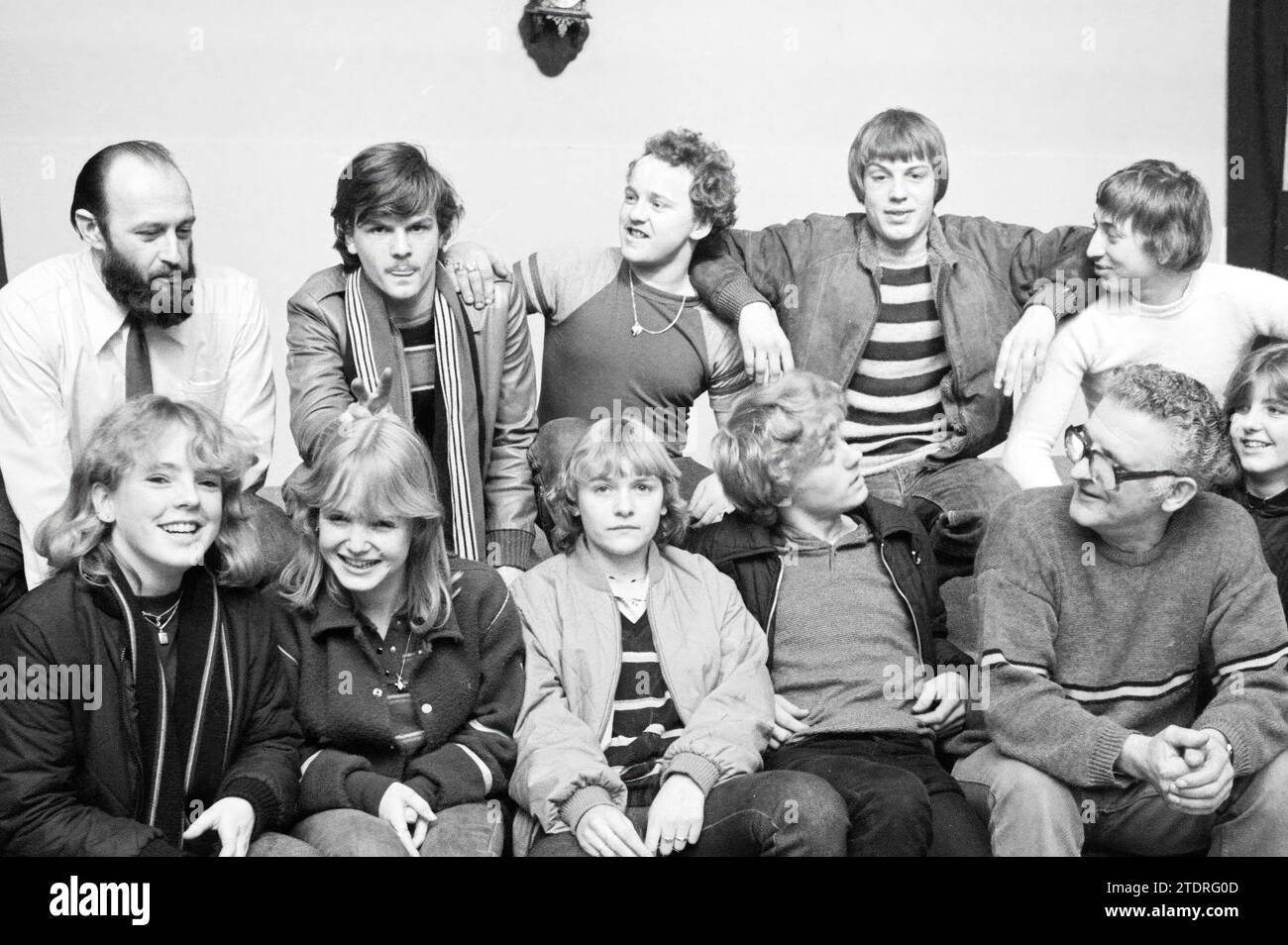 Gruppo giovanile quartiere indiano Haarlem, gruppi, giochi giovanili e giovanili, Haarlem, Paesi Bassi, 17-02-1981, Whizgle News from the Past, su misura per il futuro. Esplora le narrazioni storiche, l'immagine dell'agenzia olandese olandese con una prospettiva moderna, colmando il divario tra gli eventi di ieri e quelli di domani. Un viaggio senza tempo che delinea le storie che plasmano il nostro futuro Foto Stock Gruppo giovanile quartiere indiano Haarlem, gruppi, giochi giovanili e giovanili, Haarlem, Paesi Bassi, 17-02-1981, Whizgle News from the Past, su misura per il futuro. Esplora le narrazioni storiche, l'immagine dell'agenzia olandese olandese con una prospettiva moderna, colmando il divario tra gli eventi di ieri e quelli di domani. Un viaggio senza tempo che delinea le storie che plasmano il nostro futuro Foto Stock