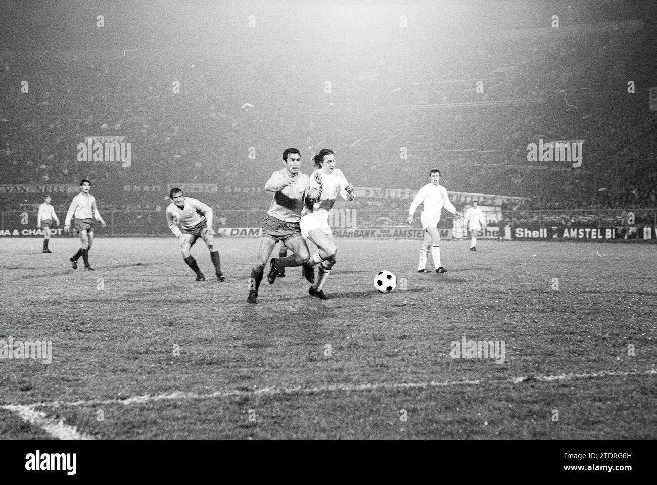 Paesi Bassi - Romania, Football, Amsterdam, Olympisch Stadion, Paesi Bassi, 02-12-1970, Whizgle News from the Past, su misura per il futuro. Esplora le narrazioni storiche, l'immagine dell'agenzia olandese olandese con una prospettiva moderna, colmando il divario tra gli eventi di ieri e quelli di domani. Un viaggio senza tempo che delinea le storie che plasmano il nostro futuro Foto Stock