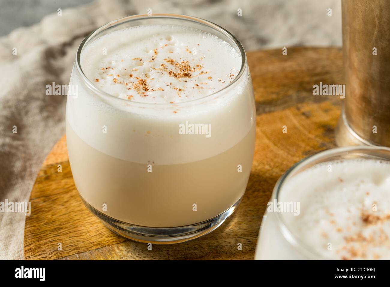 Cocktail puzzolente Cold Brandy Milk Punch con Nutmog Foto Stock