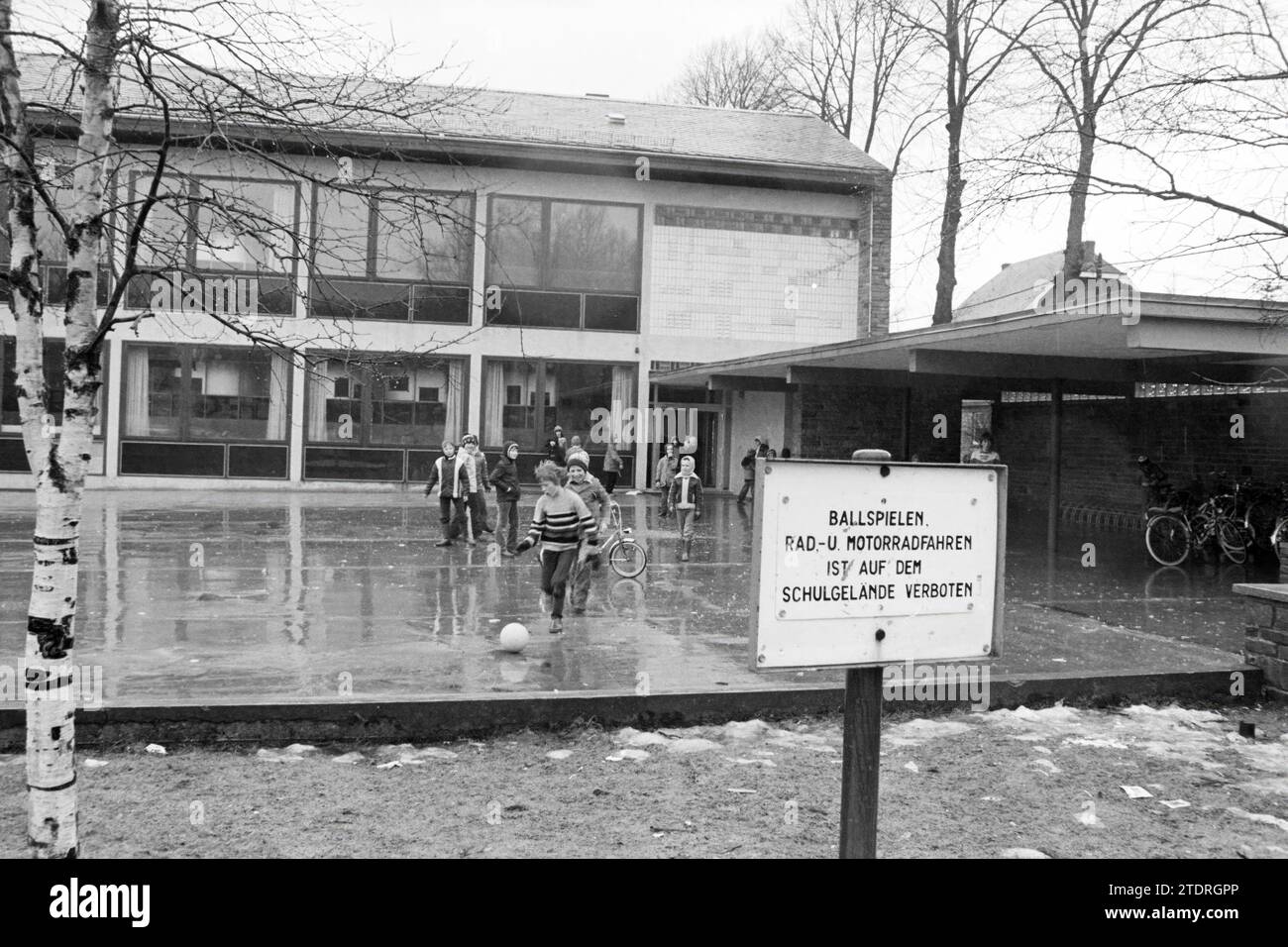 Ecc.. Belgio: Butchenbach, St. Vith, Doesburg, Reportage, Turismo, turisti, 11-03-1981, Whizgle News from the Past, su misura per il futuro. Esplora le narrazioni storiche, l'immagine dell'agenzia olandese olandese con una prospettiva moderna, colmando il divario tra gli eventi di ieri e quelli di domani. Un viaggio senza tempo che delinea le storie che plasmano il nostro futuro Foto Stock