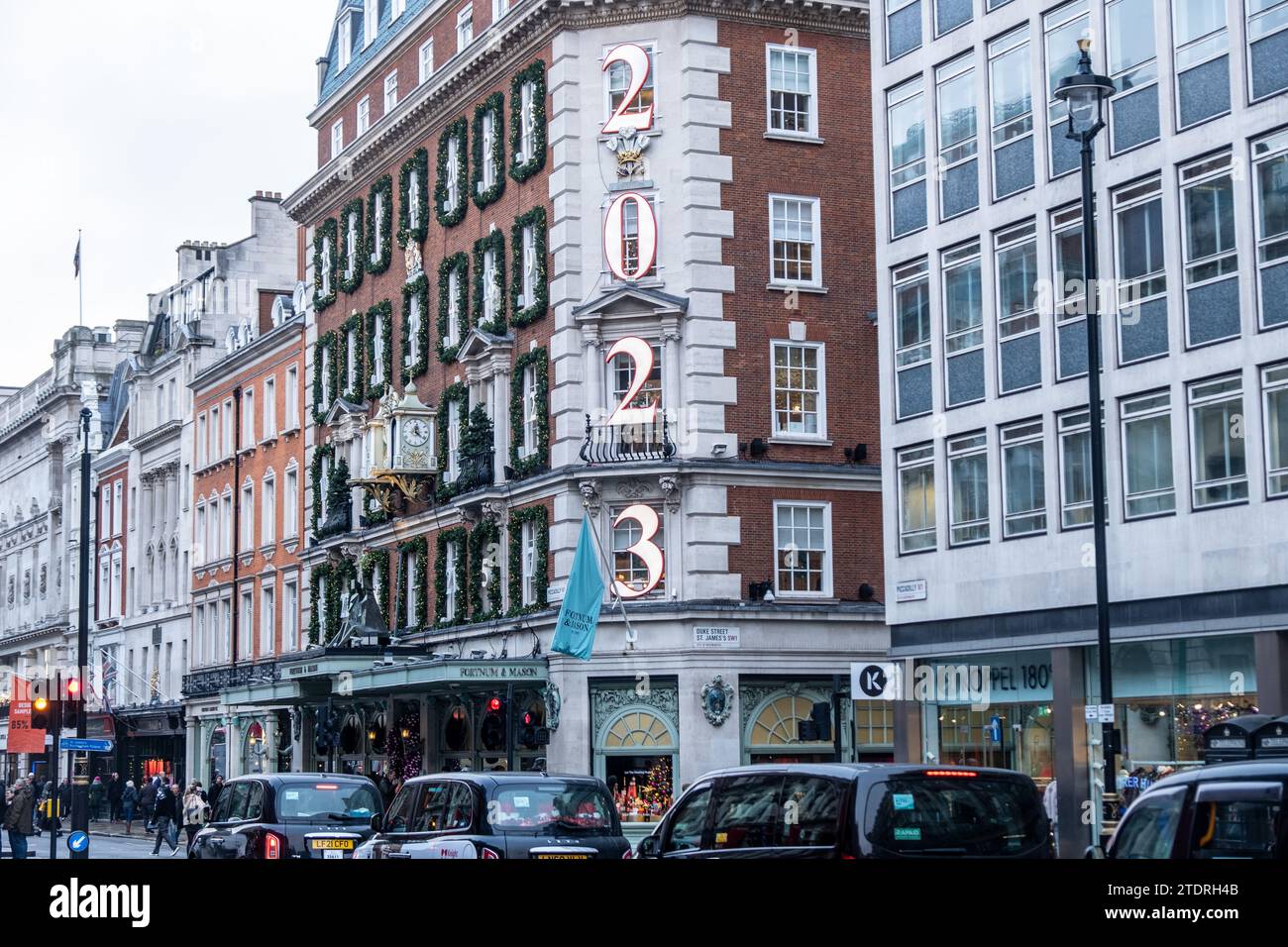 LONDRA - 14 DICEMBRE 2023: Decorazioni natalizie 2023 nei grandi magazzini Fortnum e Mason a Mayfair Foto Stock
