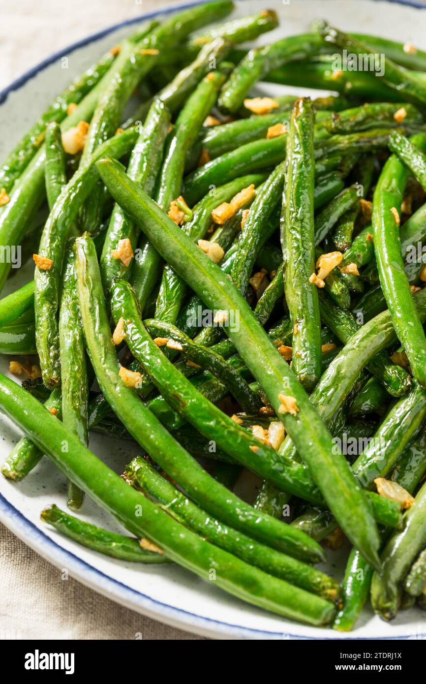Fagioli verdi all'aglio asiatico saltati su un piatto Foto Stock