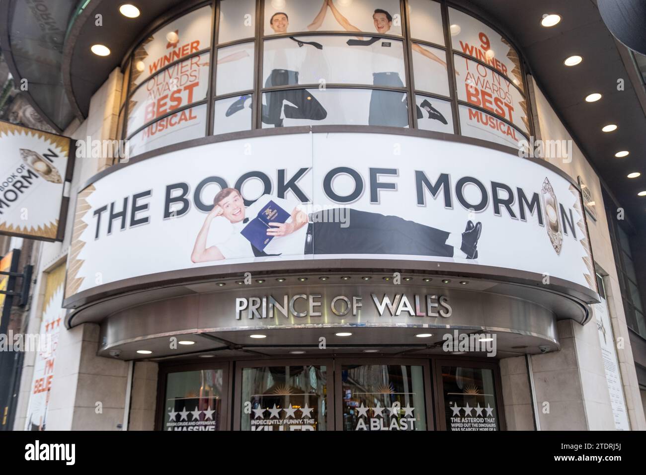 LONDRA - 14 DICEMBRE 2023: Spettacolo The Book of Mormon al Prince of Wales Theatre Foto Stock