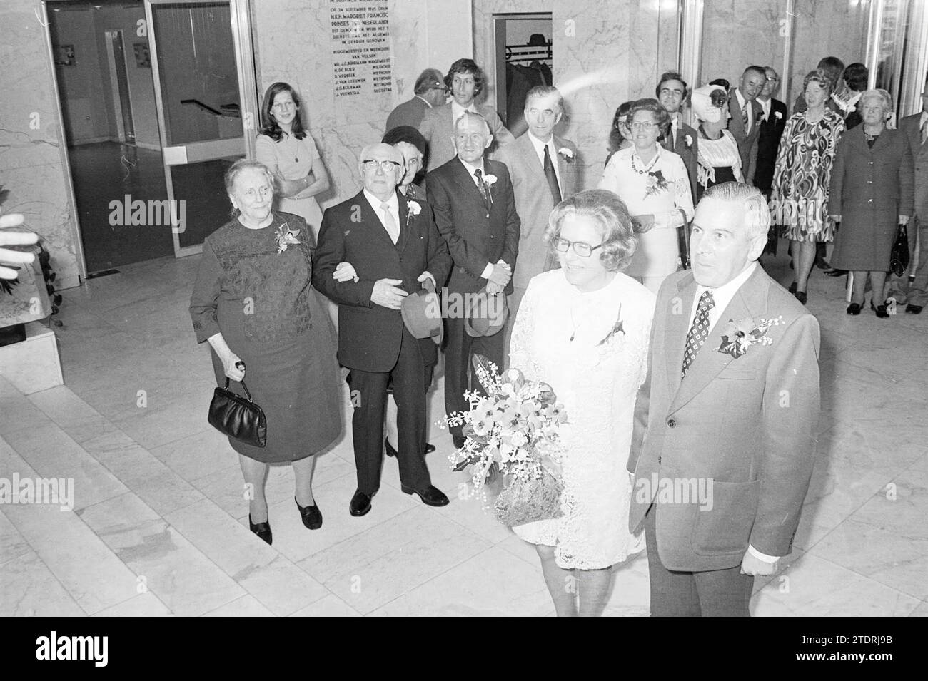 Matrimonio di mezza età nella sala, 24-10-1973, Whizgle News from the Past, su misura per il futuro. Esplora le narrazioni storiche, l'immagine dell'agenzia olandese olandese con una prospettiva moderna, colmando il divario tra gli eventi di ieri e quelli di domani. Un viaggio senza tempo che delinea le storie che plasmano il nostro futuro Foto Stock