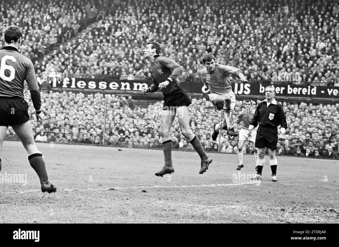 Calcio: Partita internazionale Paesi Bassi - Belgio (3-1) nello stadio Feyenoord con 65.000 spettatori. Fu il 100° incontro internazionale tra i due paesi. Rotterdam, 17-04-1966, Whizgle News from the Past, su misura per il futuro. Esplora le narrazioni storiche, l'immagine dell'agenzia olandese olandese con una prospettiva moderna, colmando il divario tra gli eventi di ieri e quelli di domani. Un viaggio senza tempo che delinea le storie che plasmano il nostro futuro Foto Stock