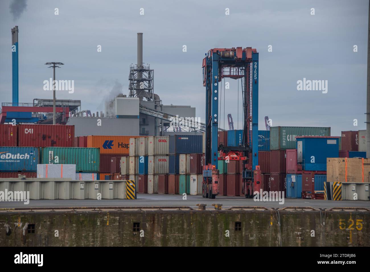 Amburgo, Germania 17 marzo 2023, gru container mobili nel porto di Amburgo Foto Stock