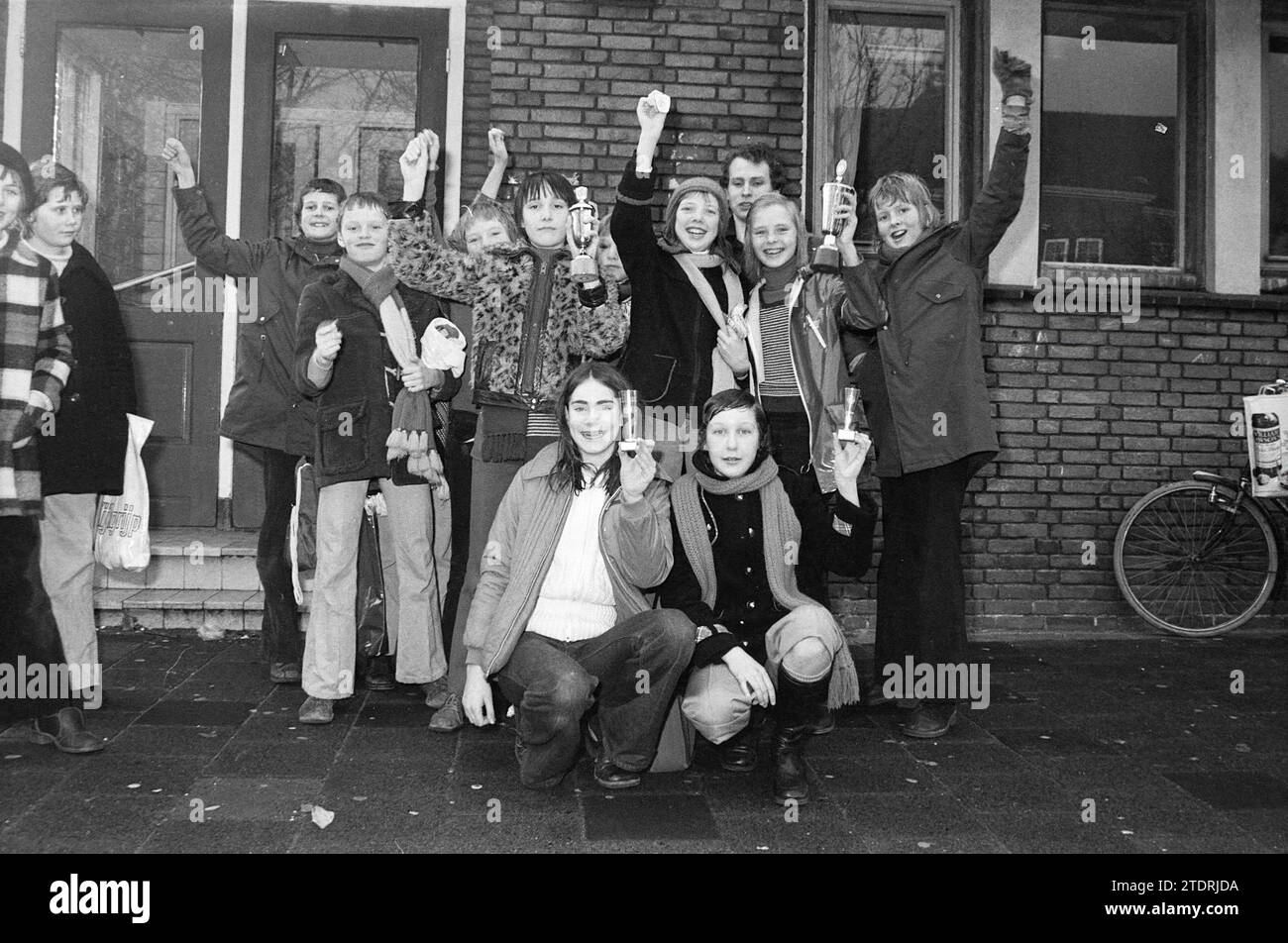 Gruppo di giovani con coppe (pattinaggio), Whizgle News from the Past, su misura per il futuro. Esplora le narrazioni storiche, l'immagine dell'agenzia olandese olandese con una prospettiva moderna, colmando il divario tra gli eventi di ieri e quelli di domani. Un viaggio senza tempo che delinea le storie che plasmano il nostro futuro Foto Stock Gruppo di giovani con coppe (pattinaggio), Whizgle News from the Past, su misura per il futuro. Esplora le narrazioni storiche, l'immagine dell'agenzia olandese olandese con una prospettiva moderna, colmando il divario tra gli eventi di ieri e quelli di domani. Un viaggio senza tempo che delinea le storie che plasmano il nostro futuro Foto Stock