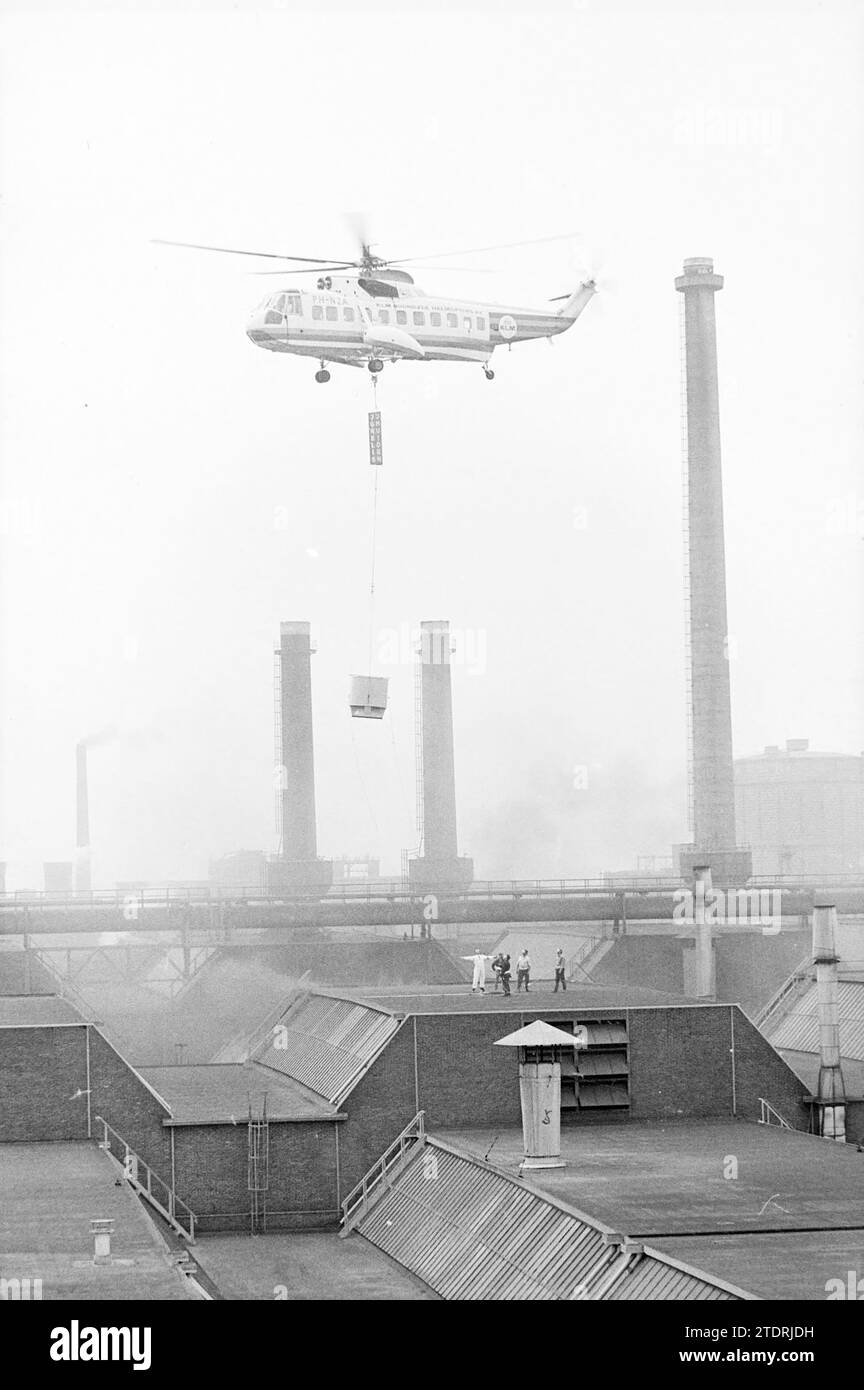 Helicopter Places fan, Work, 17-06-1970, Whizgle News from the Past, su misura per il futuro. Esplora le narrazioni storiche, l'immagine dell'agenzia olandese olandese con una prospettiva moderna, colmando il divario tra gli eventi di ieri e quelli di domani. Un viaggio senza tempo che delinea le storie che plasmano il nostro futuro Foto Stock