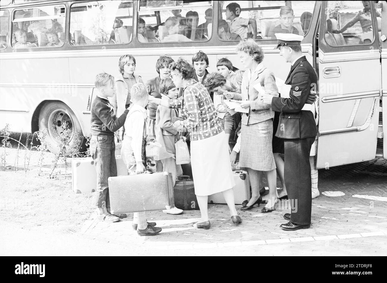 Bambini dai campi tedeschi di Haarlem, Refugee Aid, Refugee Aid, Refugee, Refugee Aid, Refugee, Refugee, Refugee, Refugees, 25-07-1975, Esplora le narrazioni storiche, l'immagine dell'agenzia olandese olandese con una prospettiva moderna, colmando il divario tra gli eventi di ieri e quelli di domani. Un viaggio senza tempo che delinea le storie che plasmano il nostro futuro Foto Stock