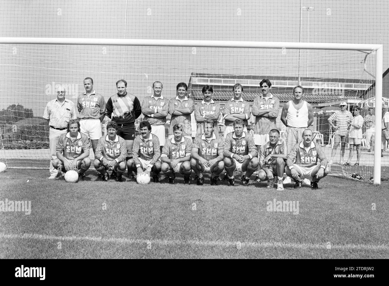 Football. V.S.V. Team with caregivers, Velserbroek, Hofgeesterweg 14, 15-08-1997, Whizgle News from the Past, su misura per il futuro. Esplora le narrazioni storiche, l'immagine dell'agenzia olandese olandese con una prospettiva moderna, colmando il divario tra gli eventi di ieri e quelli di domani. Un viaggio senza tempo che delinea le storie che plasmano il nostro futuro Foto Stock