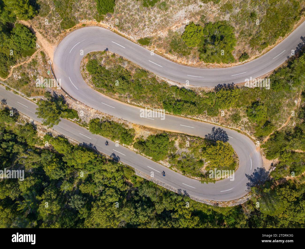 Vista aerea delle curve della strada che sale fino alla cima del Puig de Randa (Maiorca, Isole Baleari, Spagna) Foto Stock