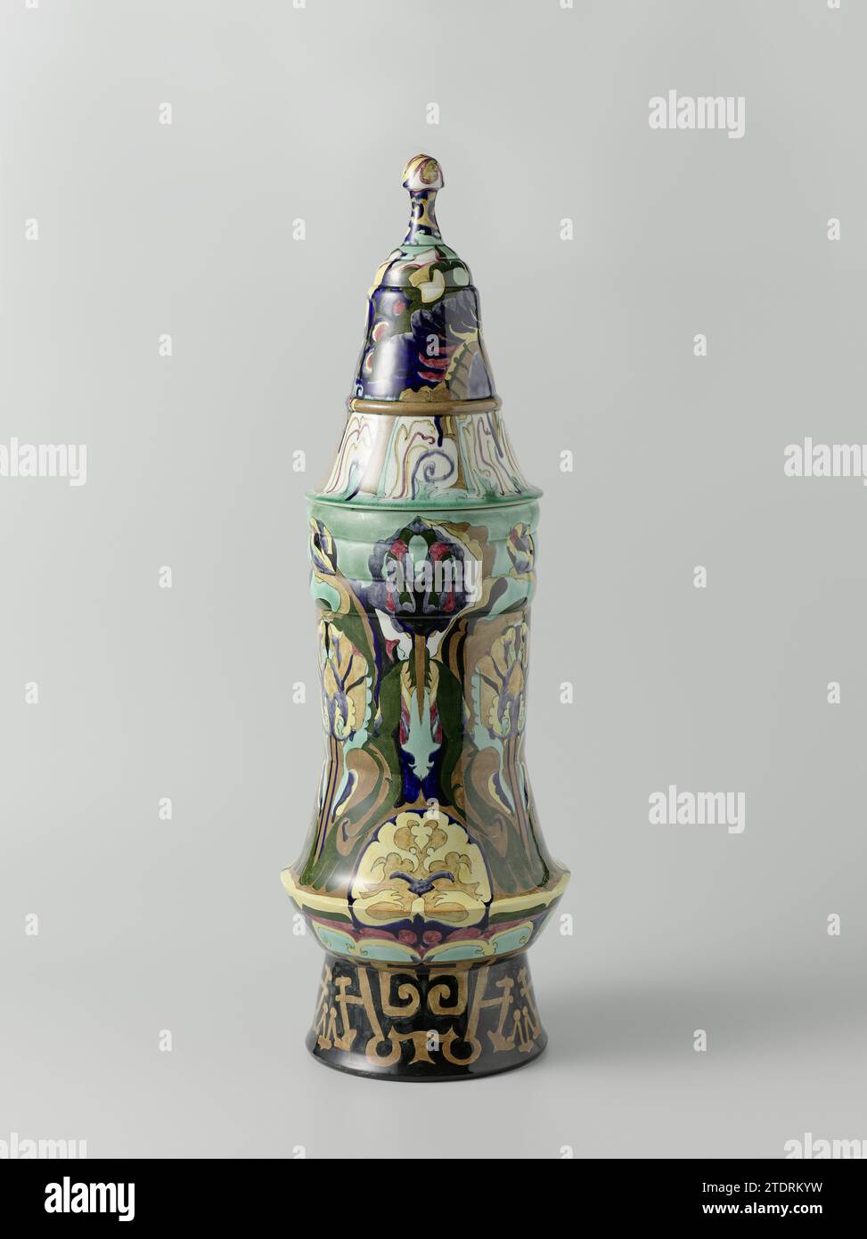 Garniture of Five Vases, Theo Colenbrander, vaso 1886 con coperchio da una serie di cinque pezzi, design Colenbrander. Contrassegnato: WG con la lettera F in mezzo con una traversa aggiuntiva, siepe e b (= 1886). Vaso in terracotta l'Aia con coperchio in una serie di cinque pezzi, design Colenbrander. Contrassegnato: WG con la lettera F in mezzo con una traversa aggiuntiva, siepe e b (= 1886). La terracotta dell'Aia Foto Stock
