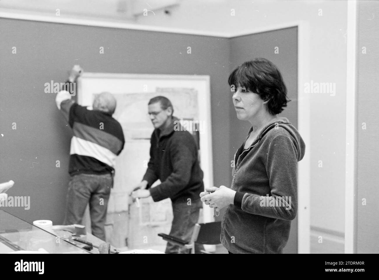 Tre dipendenti del Frans Hals Museum e Verweyhal, Haarlem, Grote Markt, Paesi Bassi, 05-12-1999, Whizgle News dal passato, su misura per il futuro. Esplora le narrazioni storiche, l'immagine dell'agenzia olandese olandese con una prospettiva moderna, colmando il divario tra gli eventi di ieri e quelli di domani. Un viaggio senza tempo che delinea le storie che plasmano il nostro futuro Foto Stock