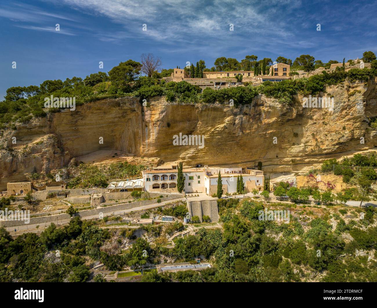 Vista aerea del santuario di Gràcia e dell'eremo di Sant Honorat, sulla montagna di Puig de Randa (Maiorca, Isole Baleari, Spagna) Foto Stock