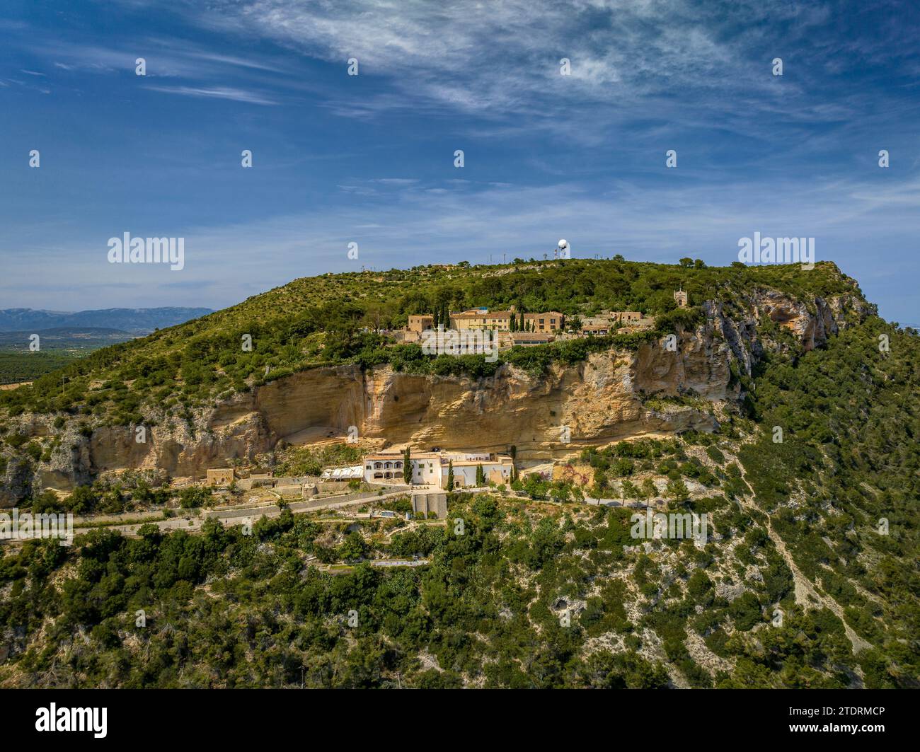 Vista aerea del santuario di Gràcia e dell'eremo di Sant Honorat, sulla montagna di Puig de Randa (Maiorca, Isole Baleari, Spagna) Foto Stock