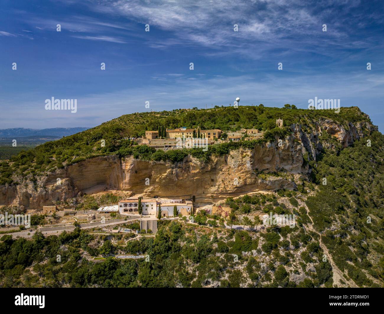 Vista aerea del santuario di Gràcia e dell'eremo di Sant Honorat, sulla montagna di Puig de Randa (Maiorca, Isole Baleari, Spagna) Foto Stock