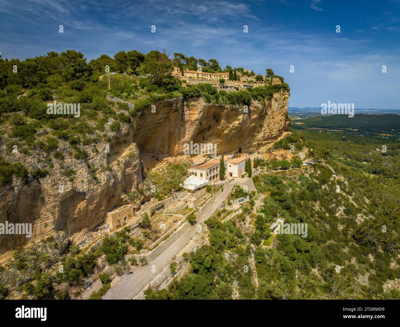 Vista aerea del santuario di Gràcia e dell'eremo di Sant Honorat, sulla montagna di Puig de Randa (Maiorca, Isole Baleari, Spagna) Foto Stock