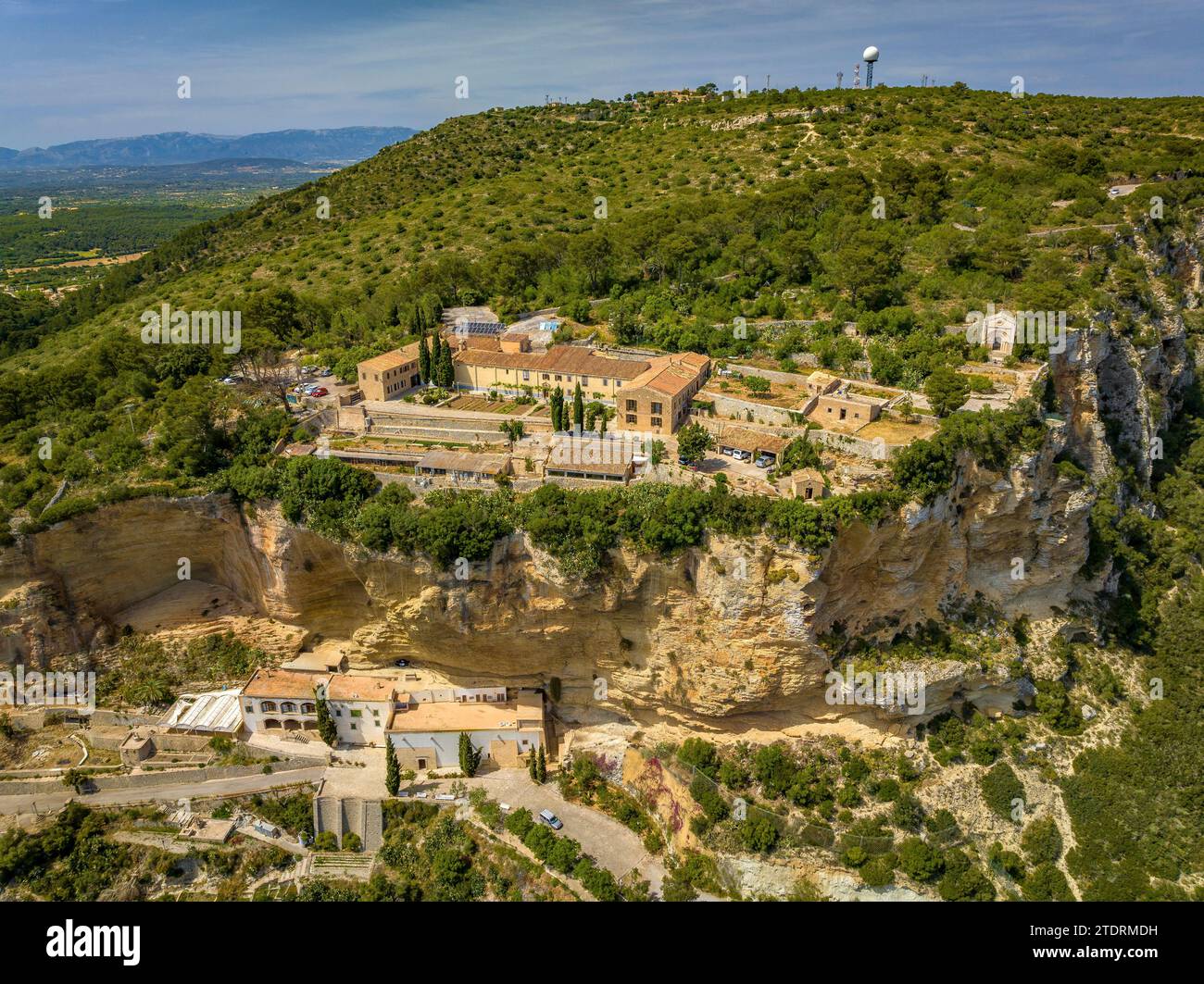 Vista aerea del santuario di Gràcia e dell'eremo di Sant Honorat, sulla montagna di Puig de Randa (Maiorca, Isole Baleari, Spagna) Foto Stock