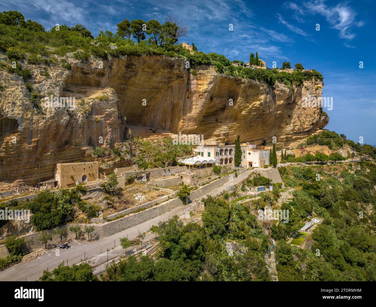 Veduta aerea del santuario di Gràcia sulla montagna di Puig de Randa (Maiorca, Isole Baleari, Spagna) ESP: Vista aérea del santuario de Gràcia Foto Stock