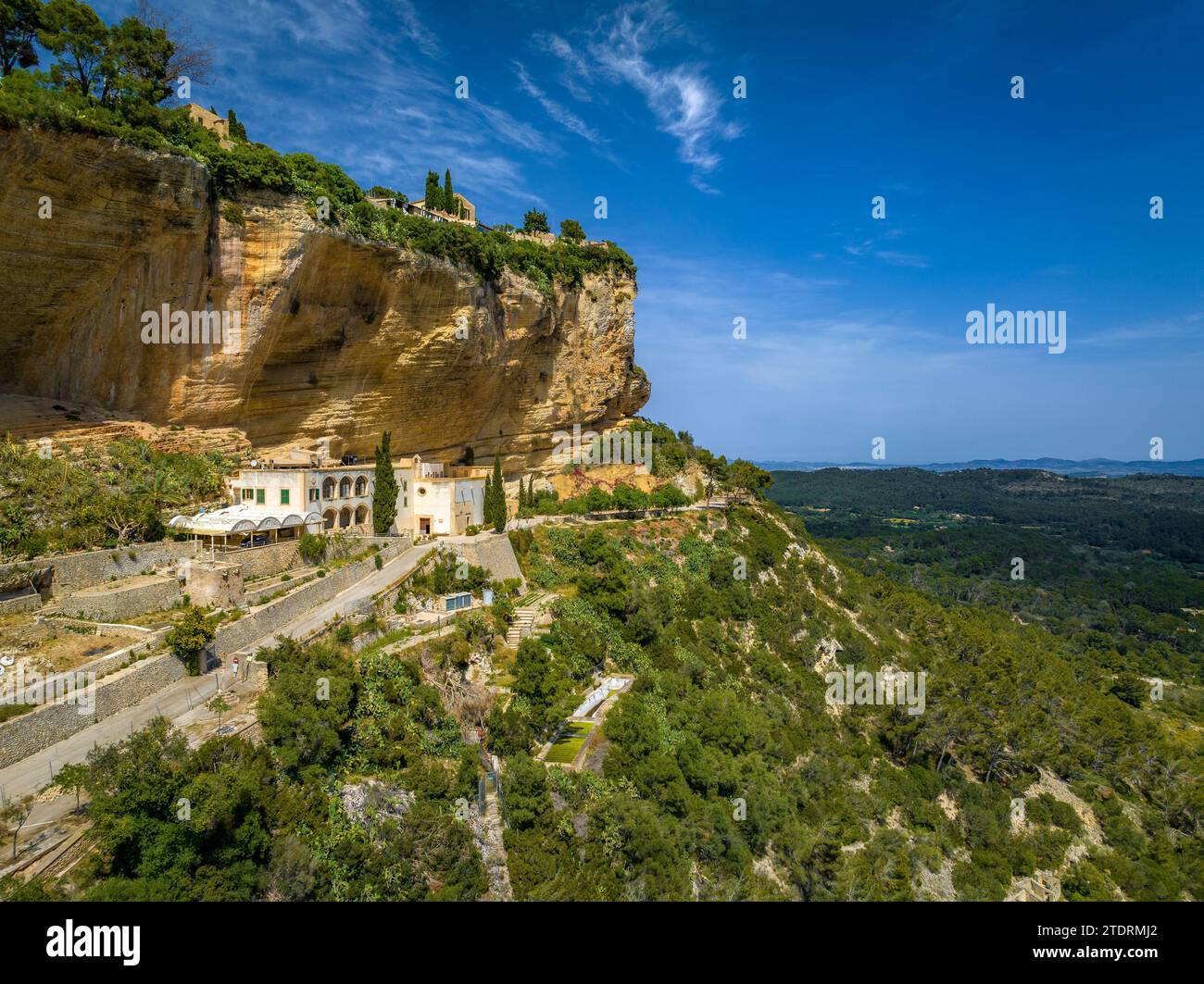 Veduta aerea del santuario di Gràcia sulla montagna di Puig de Randa (Maiorca, Isole Baleari, Spagna) ESP: Vista aérea del santuario de Gràcia Foto Stock