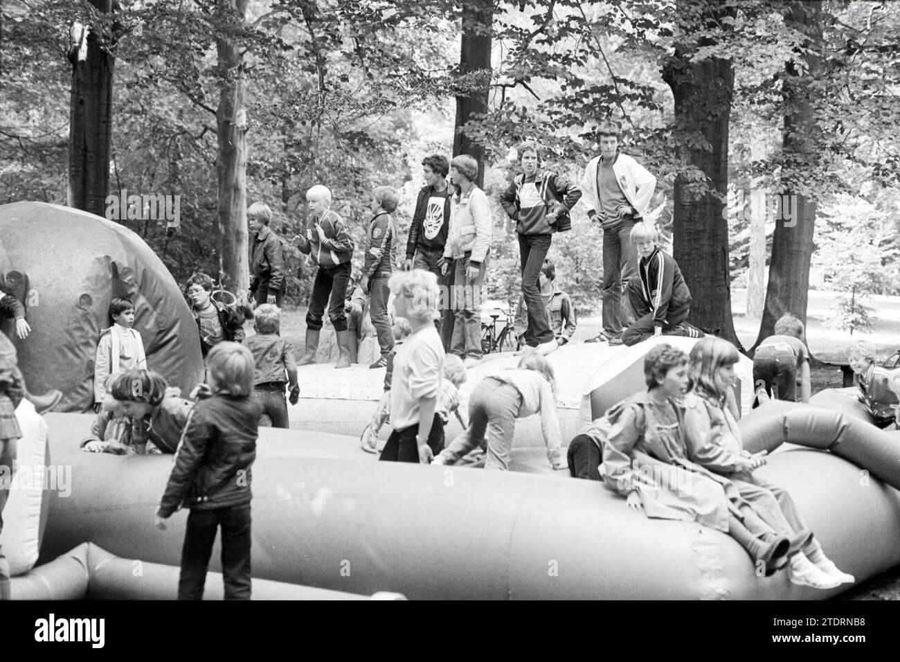 Cuscino d'aria "Air design" Velserbeek festival + mostra di marionette, Velsen, 30-08-1980, Whizgle News from the Past, su misura per il futuro. Esplora le narrazioni storiche, l'immagine dell'agenzia olandese olandese con una prospettiva moderna, colmando il divario tra gli eventi di ieri e quelli di domani. Un viaggio senza tempo che delinea le storie che plasmano il nostro futuro Foto Stock