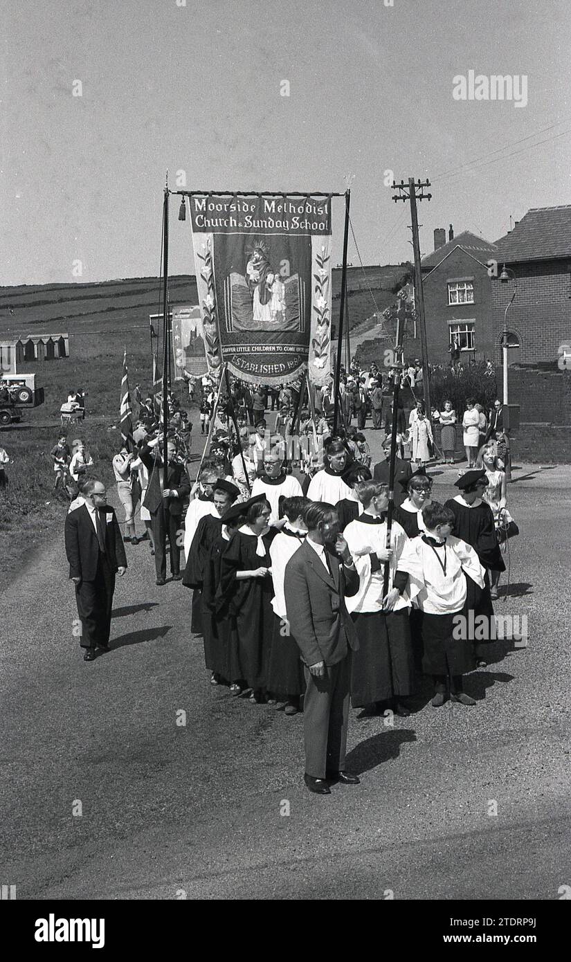 Anni '1960, storico, passeggiata parrocchiale, gente in processione con alcuni che reggono uno striscione religioso della Chiesa Metodista e della Scuola domenicale di Moorside, con il messaggio. "Soffri bambini, vieni da me". La chiesa fu fondata nel 1884. Foto Stock