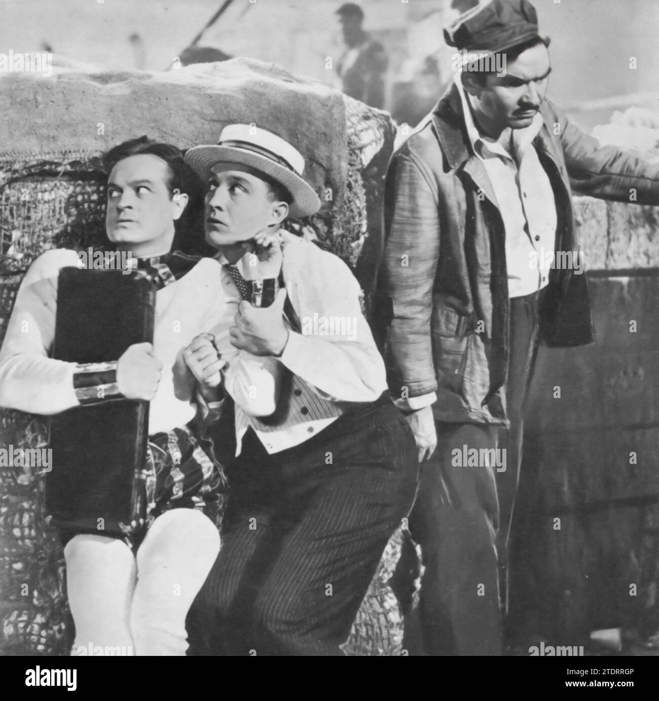 Bob Hope e Bing Crosby collaborano in "Road to Rio" (1947), un film traboccante di umorismo e musica. Il duo interpreta musicisti che si ritrovano su una nave in Brasile, trovando avventura e commedia nei loro sforzi per salvare un'ereditiera. Il loro tempismo comico e la loro chimica brillano ovunque, rendendo "Road to Rio" un pezzo forte nel classico "Road to..." serie. Foto Stock