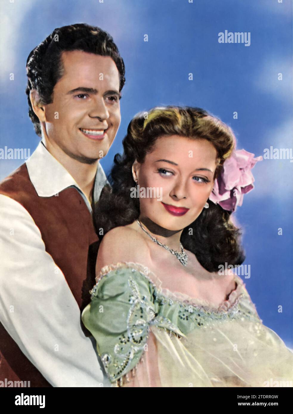 Larry Parks ed Ellen Drew sono i protagonisti di "The Swordsman" (1948), un'avventura da brivido ambientata negli altopiani panoramici della Scozia. Parks, nei panni di Alexander MacArden, si ritrova coinvolto in rivalità tra clan e romanticismo con il personaggio di Drew, Barbara Glowan. Le loro esibizioni, in mezzo a emozionanti giochi di spade e uno sfondo di intrighi storici, rendono "lo spadaccino" un film coinvolgente e visivamente sorprendente della sua epoca. Foto Stock