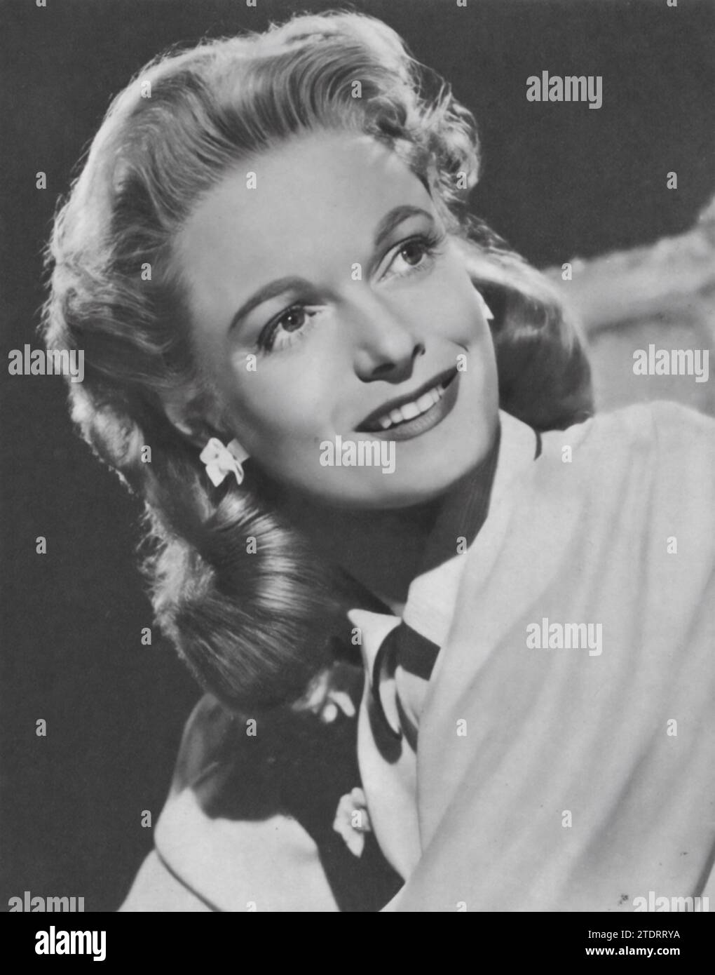 Anna Neagle è protagonista del film del 1948 "Spring in Park Lane". In questa amata commedia romantica britannica, Neagle interpreta Judy Howard, una donna ricca che viene coinvolta in una relazione romantica e divertente con il suo fante, interpretato da Michael Wilding. La sua performance, caratterizzata da eleganza e fascino, ha contribuito a rendere "Spring in Park Lane" uno dei più grandi successi al botteghino britannici del suo tempo, consolidando ulteriormente lo status di Neagle come protagonista del cinema classico britannico. Foto Stock