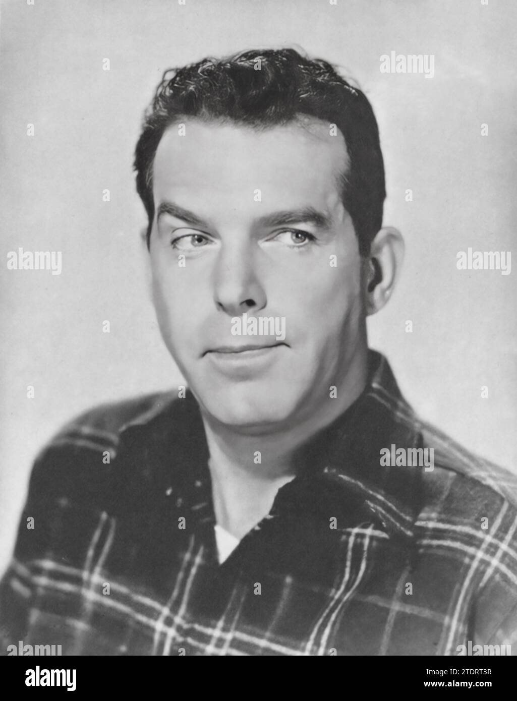 Fred MacMurray, noto per le sue capacità di recitazione versatili, ha recitato nel film noir classico "Double Indemnity" (1944) e nella commedia "The Egg and i" (1947). In "Double Indemnity", il ritratto di MacMurray dell'astuto e moralmente ambiguo venditore assicurativo Walter Neff mostrò la sua capacità di interpretare personaggi complessi, un significativo allontanamento dai suoi ruoli abituali. "The Egg and i", d'altra parte, lo presentò come Bob MacDonald, un uomo di città che si trasferisce in campagna per avviare una fattoria di polli, evidenziando il suo talento per la comicità e il fascino. Foto Stock