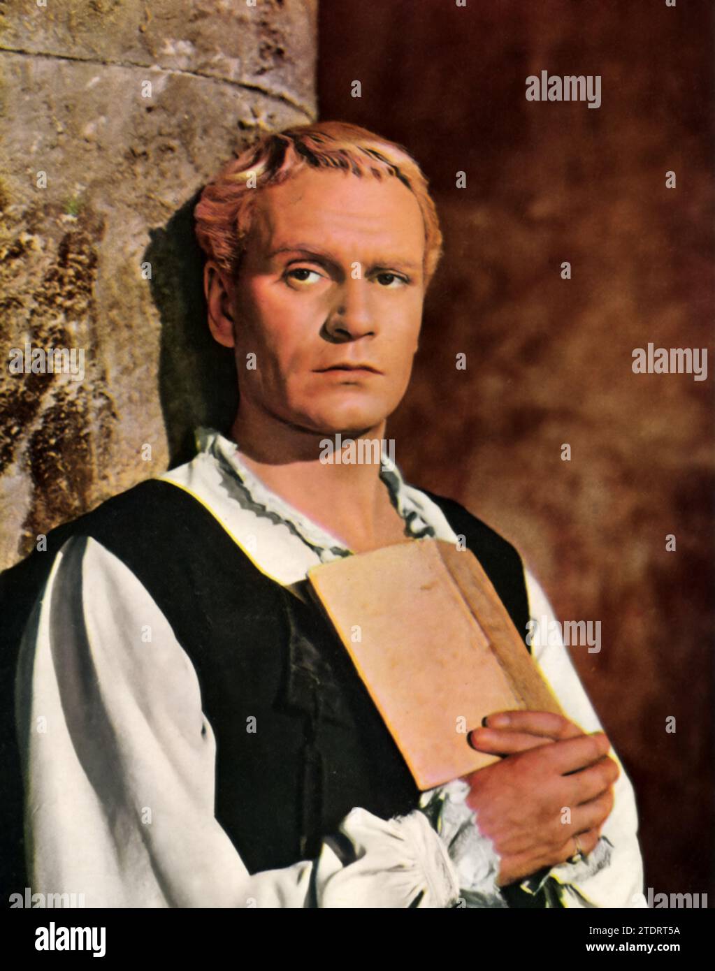 Laurence Olivier (nato il 22 maggio 1907 - morto l'11 luglio 1989), uno degli attori più stimati della sua generazione, ha eseguito una performance definita come il principe di Danimarca in "Amleto" (1948). In questo adattamento della tragedia classica di Shakespeare, Olivier non solo ha recitato nel ruolo principale, ma ha anche diretto il film, portando un'interpretazione profonda e introspettiva al personaggio. La sua rappresentazione del conflitto interno di Amleto, dell'angoscia esistenziale e dell'eloquenza ha conquistato il plauso della critica, consolidando la sua reputazione di interprete magistrale delle opere di Shakespeare. Foto Stock