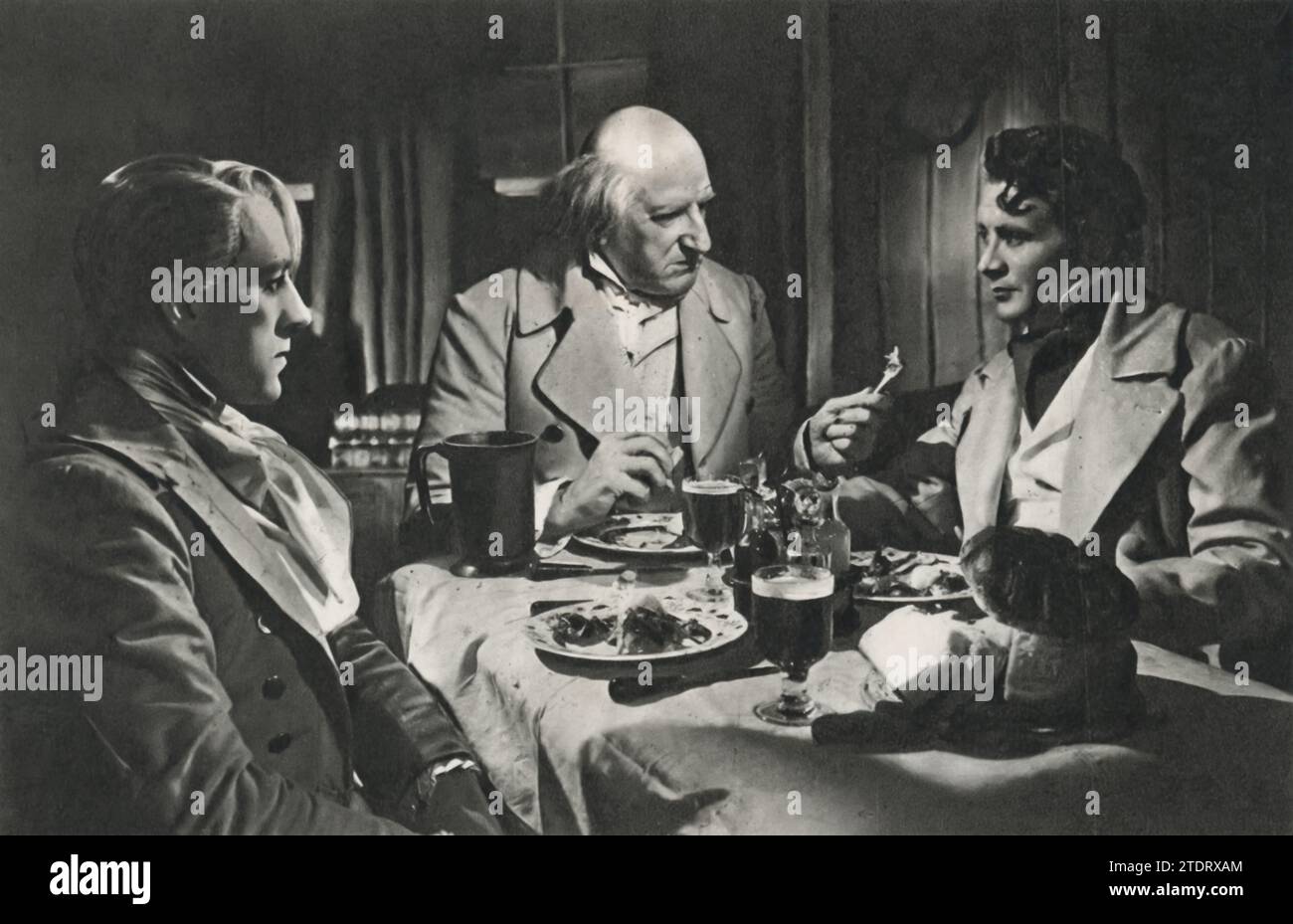 Alec Guinness, Finlay Currie e John Mills si uniscono nel classico senza tempo "Great Expectations" (1946). Basato sul romanzo di Charles Dickens, il film approfondisce la vita di Pip, interpretato da Mills, mentre naviga da un umile apprendista fabbro a un gentiluomo a Londra, influenzato da un misterioso benefattore. Foto Stock