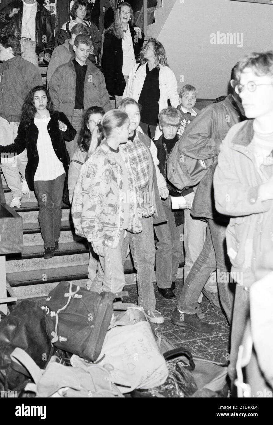 Students at Schoter School Community, 12-04-1993, Whizgle News from the Past, su misura per il futuro. Esplora le narrazioni storiche, l'immagine dell'agenzia olandese olandese con una prospettiva moderna, colmando il divario tra gli eventi di ieri e quelli di domani. Un viaggio senza tempo che delinea le storie che plasmano il nostro futuro Foto Stock