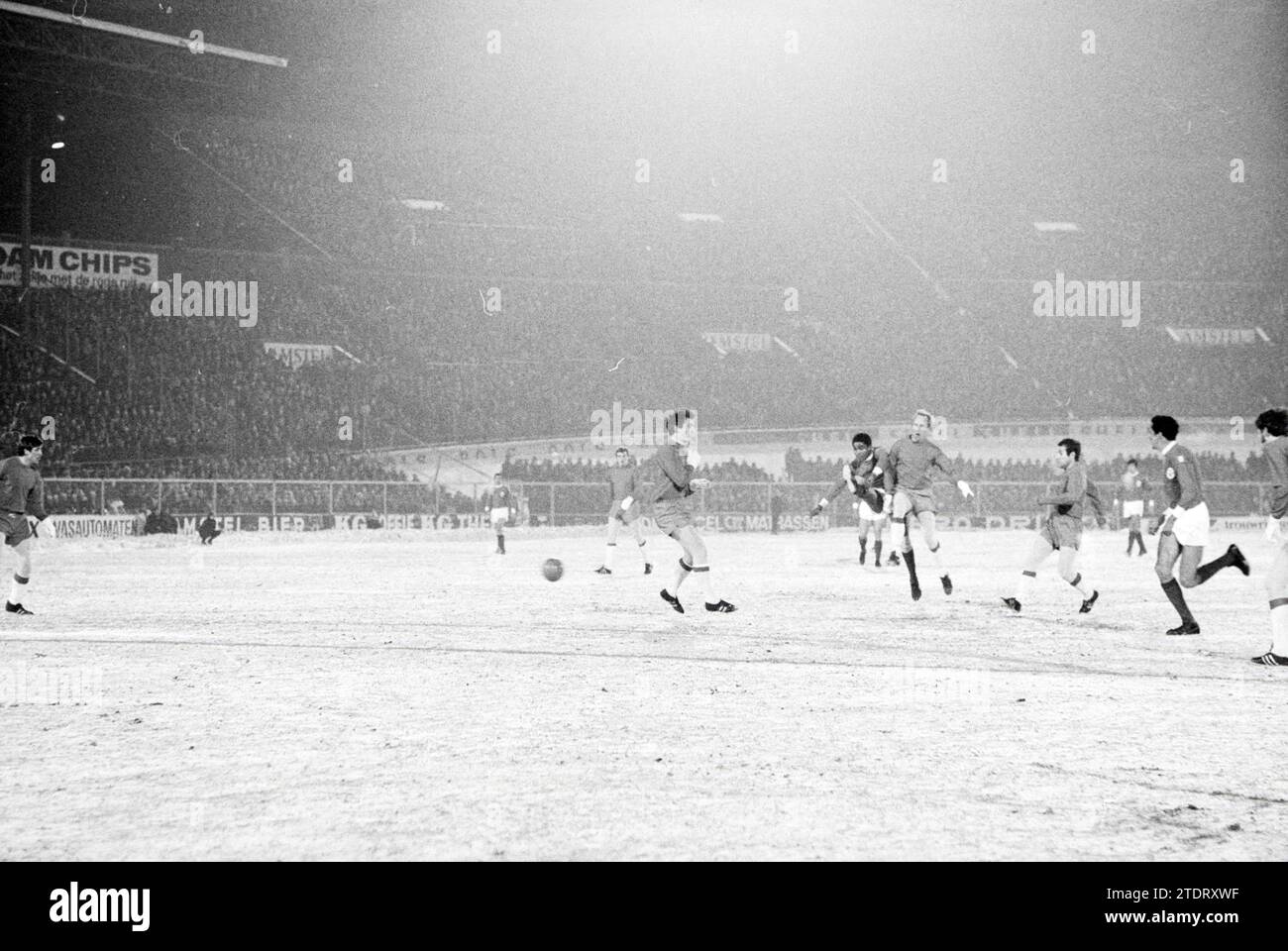 AJAX - Benfica, Football Ajax, 12-02-1969, Whizgle News from the Past, su misura per il futuro. Esplora le narrazioni storiche, l'immagine dell'agenzia olandese olandese con una prospettiva moderna, colmando il divario tra gli eventi di ieri e quelli di domani. Un viaggio senza tempo che delinea le storie che plasmano il nostro futuro Foto Stock