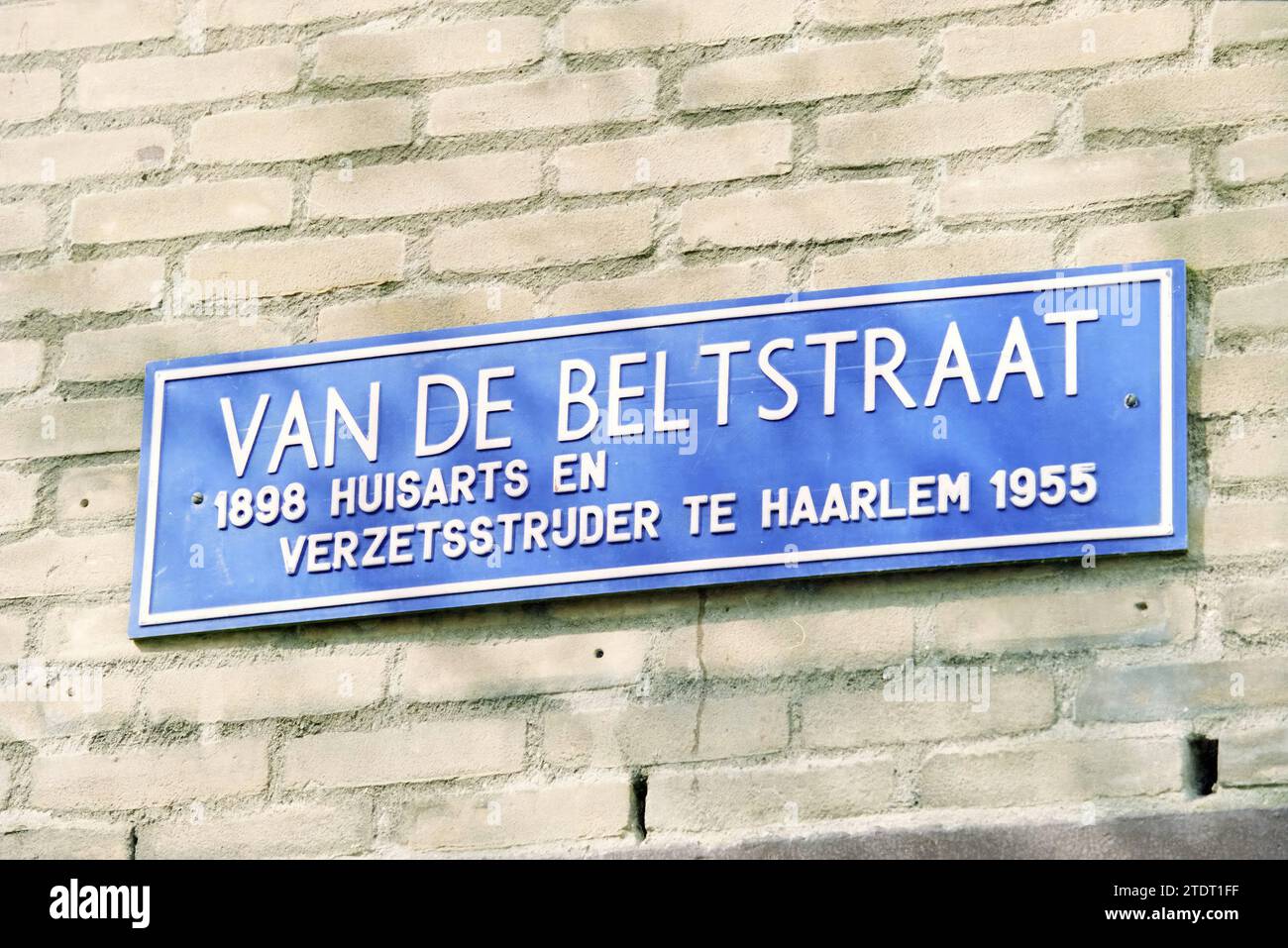 Strada che prende il nome dalla Johannes Jacobus vd Belt. 7-11-1998 nato il 22-10-1955 morto, Haarlem, Van de Beltstraat, Paesi Bassi, 08-04-1997, Whizgle News from the Past, su misura per il futuro. Esplora le narrazioni storiche, l'immagine dell'agenzia olandese olandese con una prospettiva moderna, colmando il divario tra gli eventi di ieri e quelli di domani. Un viaggio senza tempo che delinea le storie che plasmano il nostro futuro Foto Stock