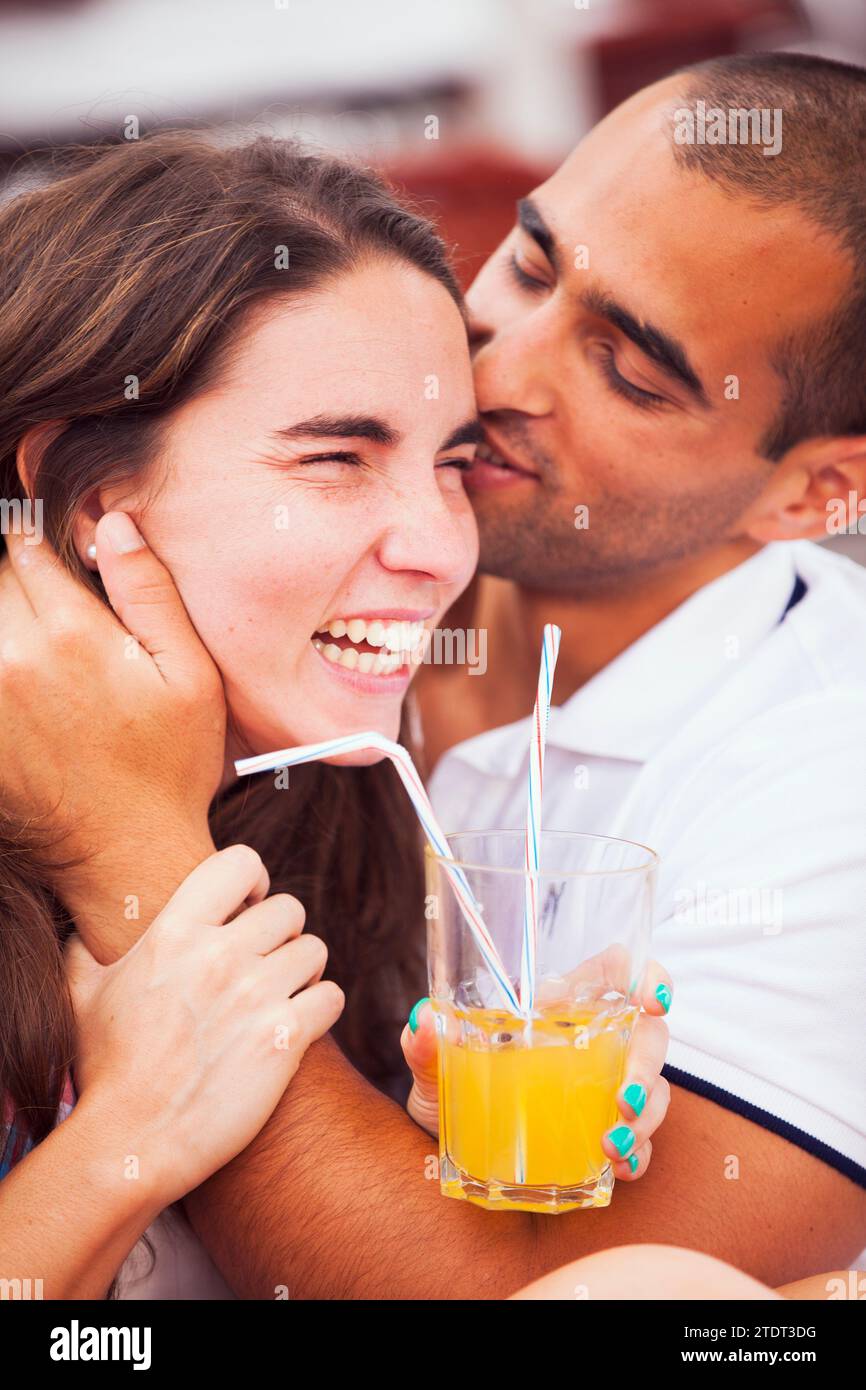 Coppia che si diverte in un bar all'aperto Foto Stock