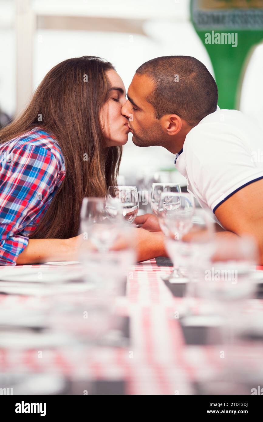 Un paio di baci al tavolo del ristorante Foto Stock