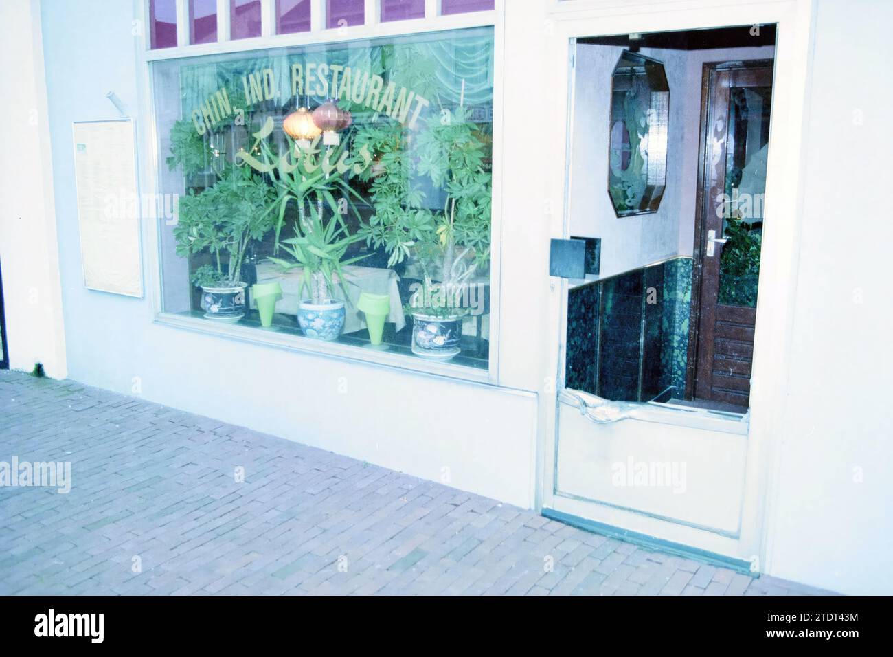 Attacco alla porta del ristorante cinese Bloemendaal, Bloemendaal, 30-01-2000, Whizgle News from the Past, su misura per il futuro. Esplora le narrazioni storiche, l'immagine dell'agenzia olandese olandese con una prospettiva moderna, colmando il divario tra gli eventi di ieri e quelli di domani. Un viaggio senza tempo che delinea le storie che plasmano il nostro futuro Foto Stock