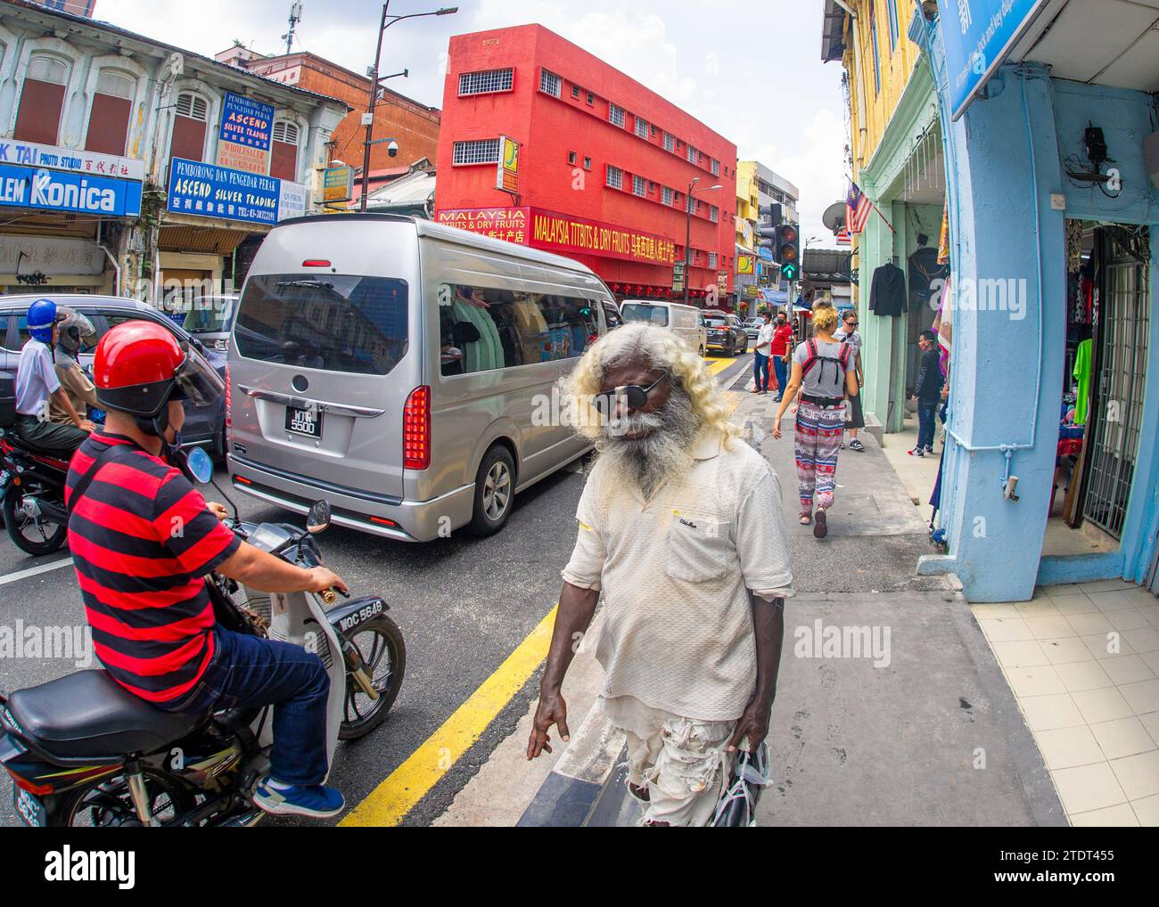 Kuala Lumpur - Malesia - dal 21 al 2023 gennaio - persone di diverse nazionalità nel centro della città a piedi o per affari Foto Stock