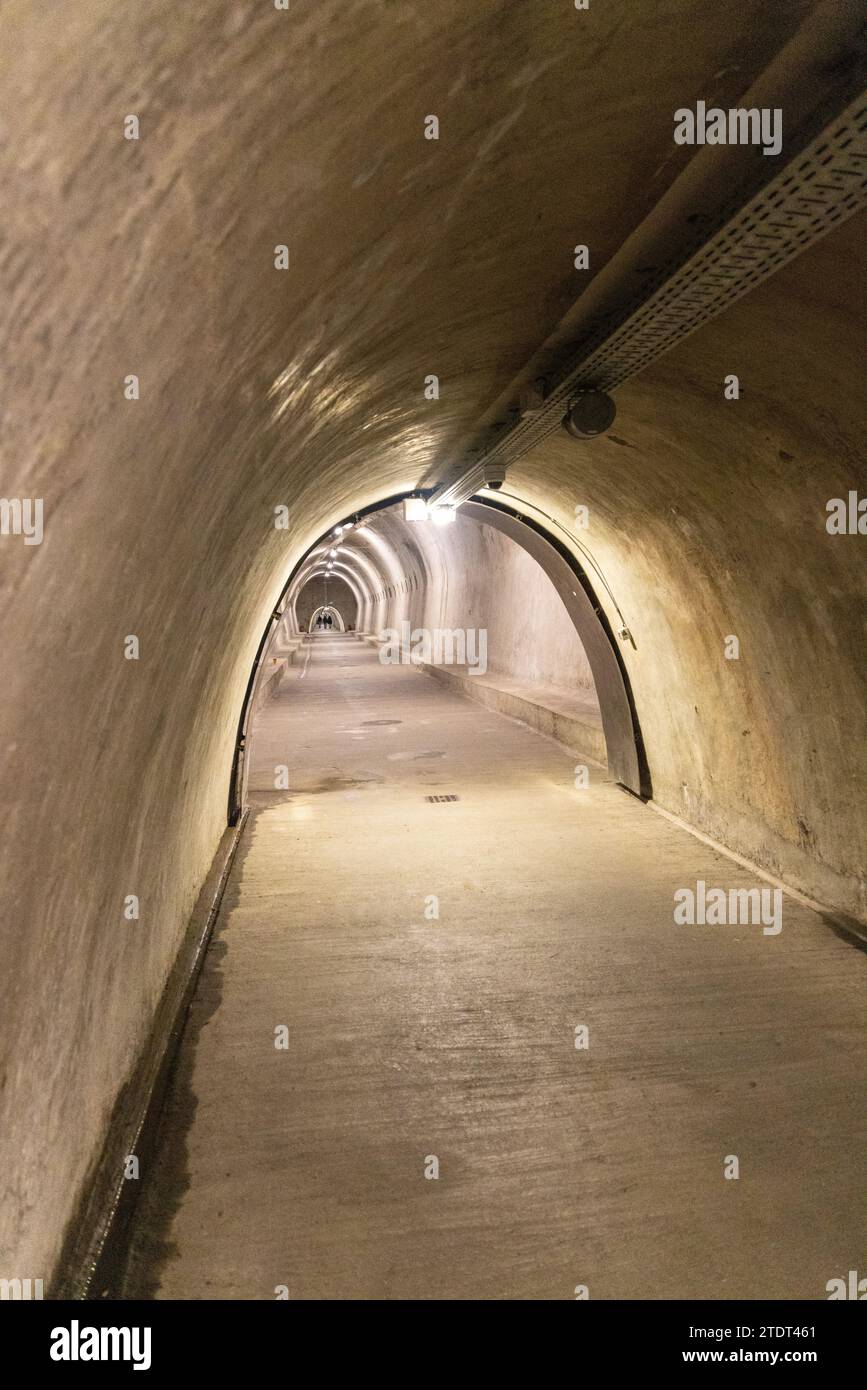 Tunnel di Grič (Tunel Grič), uno storico tunnel pedonale sotto Grič (alias Gradec o Gornji Grad) a Zagabria, Croazia, che serviva come rifugio antibomba Foto Stock