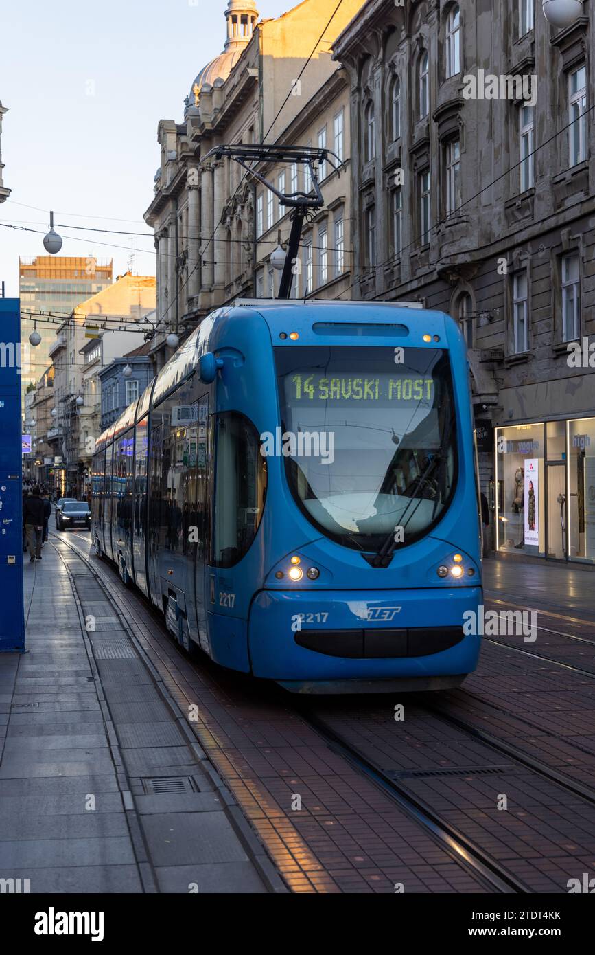 Linea 14 del tram blu per Savski Most, Zagrebački električni tramvaj ZET, a Zagabria Croazia, vista dal davanti, TMK2200 da CROTRAM Končar e TŽV Gredelj Foto Stock