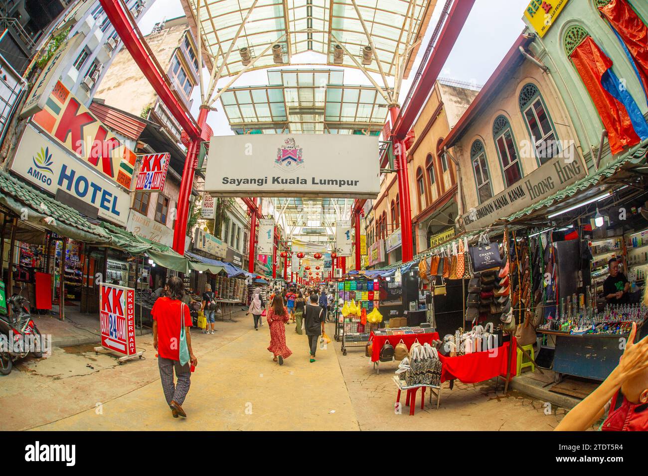 Kuala Lumpur- Malesia- 21-2023 gennaio- Petaling Street, una delle strade più famose e famose della città, che si trasforma in una grande ba Foto Stock