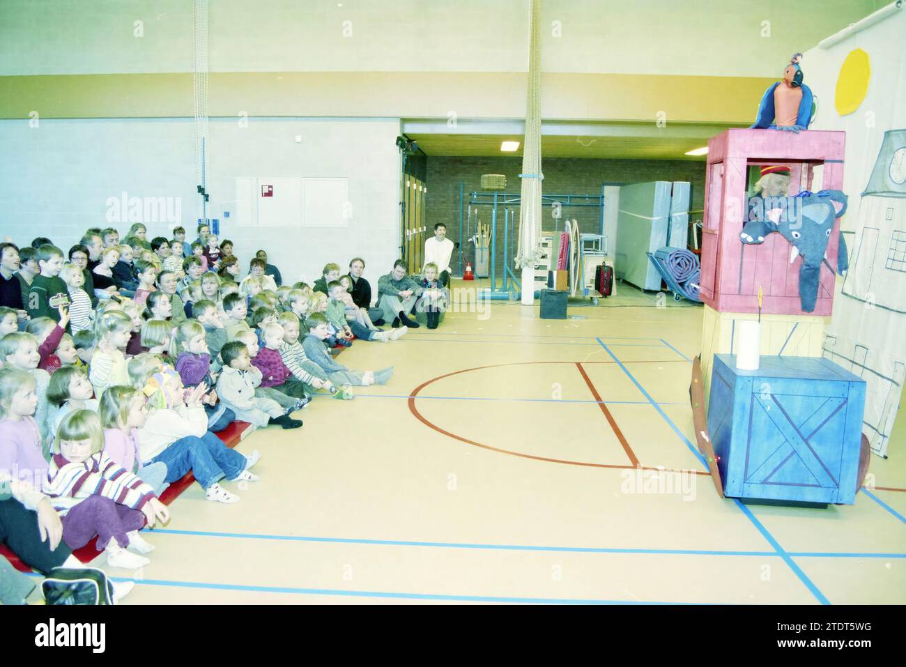 Puppet Theatre, Nieuw-Vennep, Nieuw-Vennep, 10-01-2003, Whizgle News from the Past, su misura per il futuro. Esplora le narrazioni storiche, l'immagine dell'agenzia olandese olandese con una prospettiva moderna, colmando il divario tra gli eventi di ieri e quelli di domani. Un viaggio senza tempo che delinea le storie che plasmano il nostro futuro Foto Stock