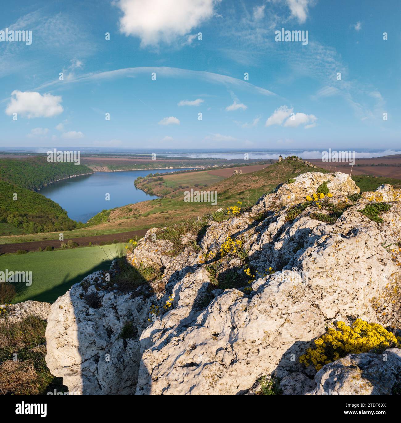Ucraina senza aggressione russa. Splendida vista primaverile sul Dnister River Canyon con rocce pittoresche, campi, fiori. Questo luogo chiamato Shyshkov Foto Stock