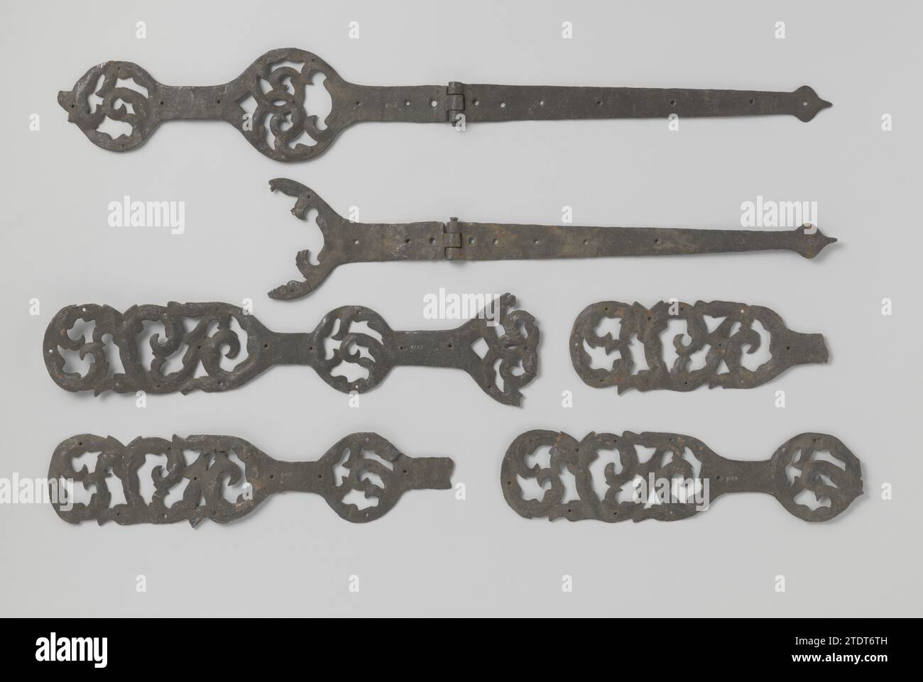Sei parti di Hengsels, c. 1400 - c. 1950 ferro (metallo) ferro (metallo) Foto Stock