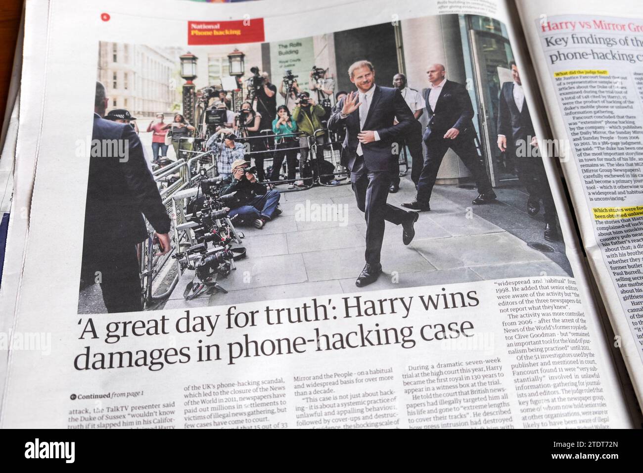 "A Great Day for Truth" (principe) Harry vince Damages in Phone hacking Case", titolo del quotidiano Guardian in tribunale il 16 dicembre 2023 Londra Inghilterra Regno Unito Foto Stock