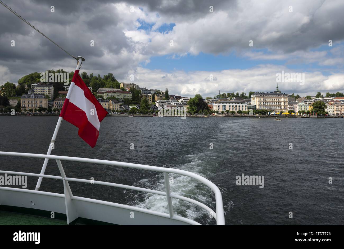 Nave con bandiera austriaca sul lago Traunsee nell'alta Austria Foto Stock