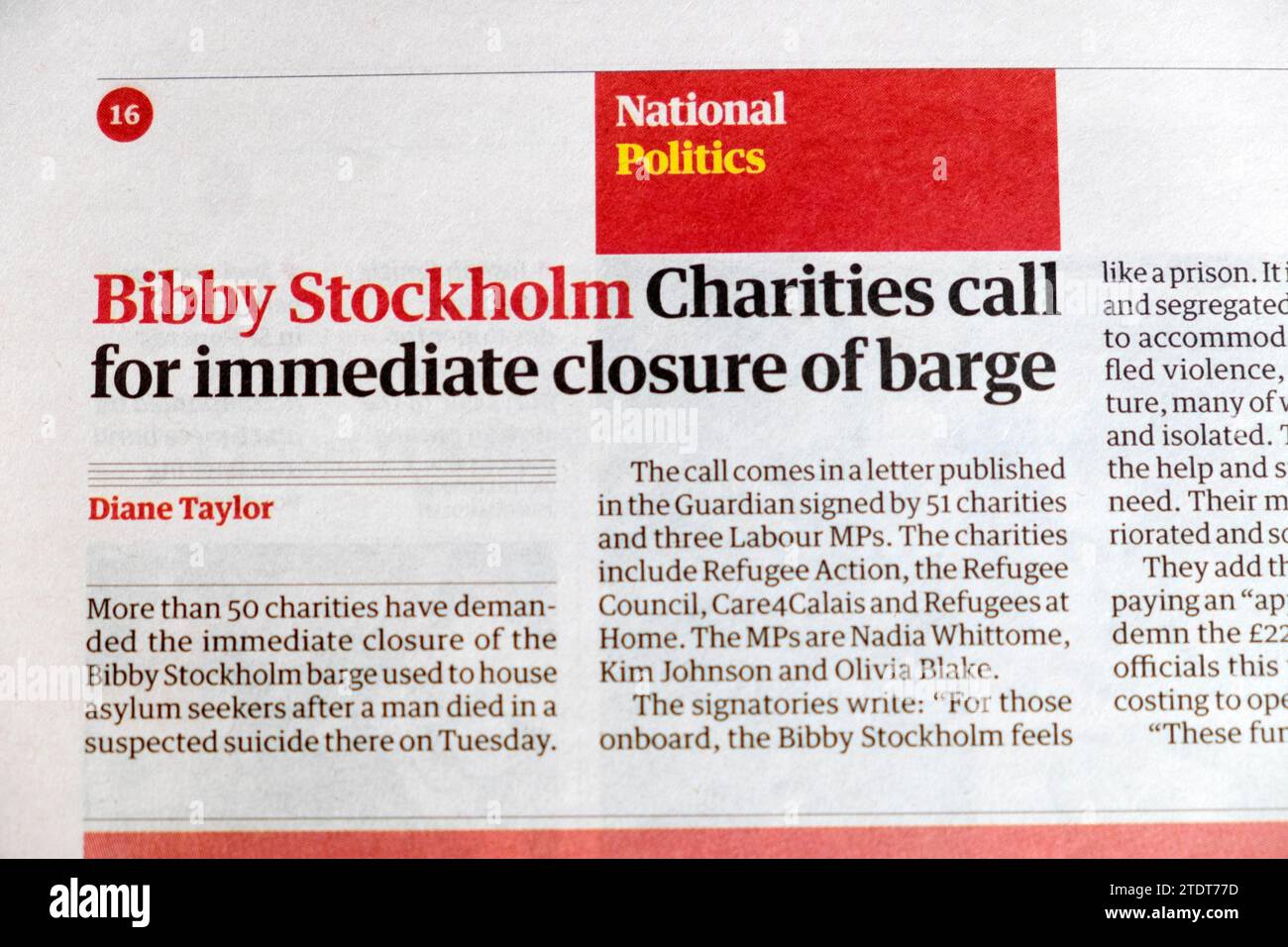 "Bibby Stockholm Charities Call for immediate Closure of Barge" titolo del quotidiano Guardian dopo la morte dei richiedenti asilo articolo 16 dicembre 2023 Regno Unito Foto Stock