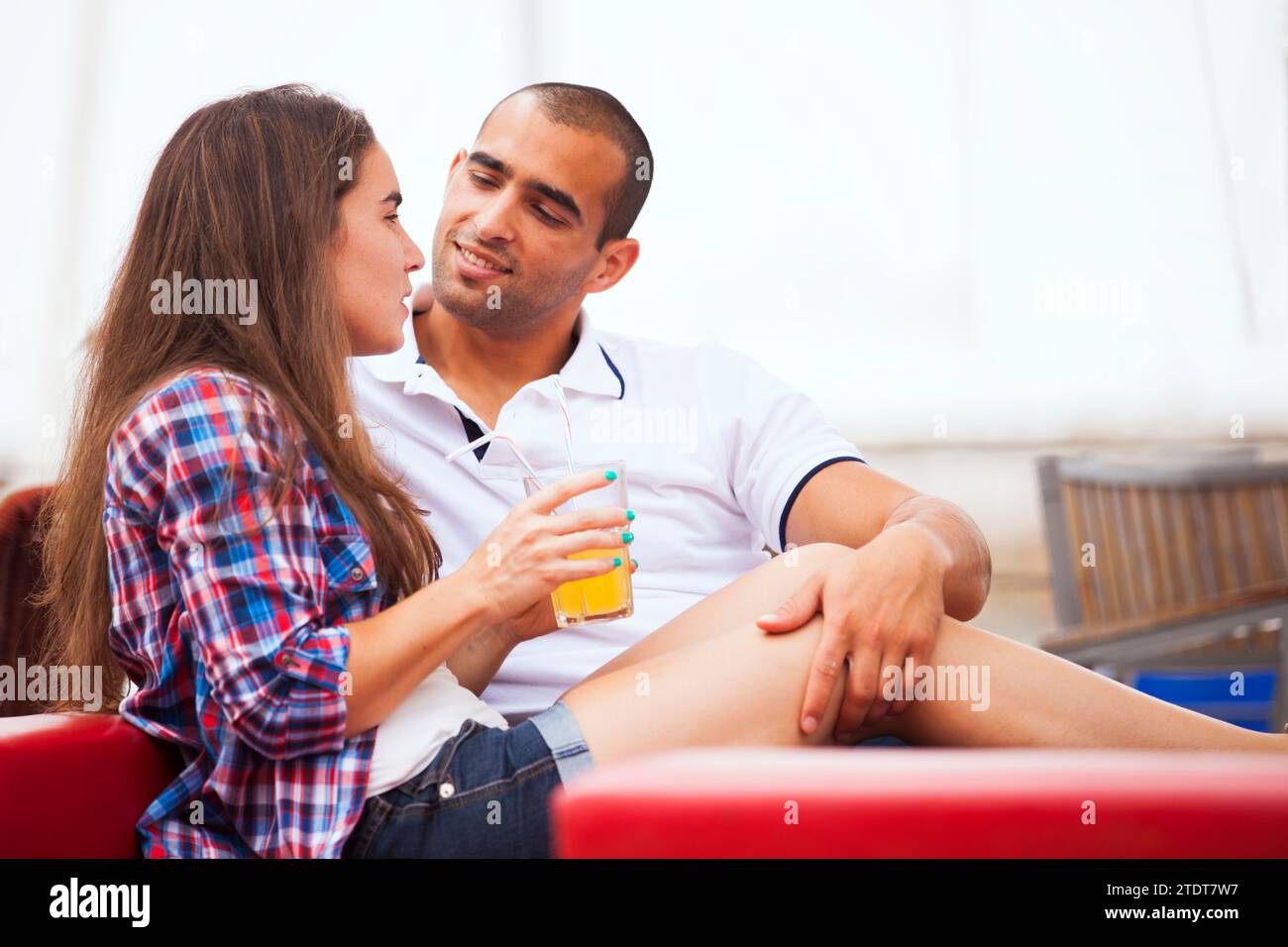 Coppia che si diverte in un bar all'aperto Foto Stock