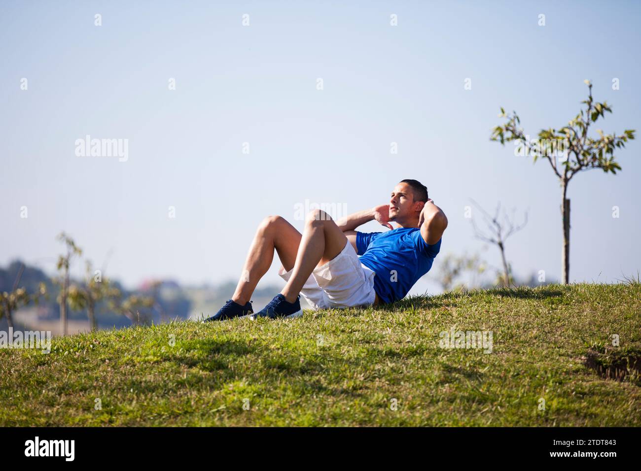 Uomo che si esercita con le sedute a Lisbona Foto Stock